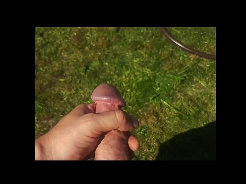 ❤️ Keçika germ di bexçeyek havînê de pisîka xwe ya pembe diqelişe û bi şuştinê dixe. ❌ Vîdyoyê qijk li porno ku.watchhentai.ru ️❤